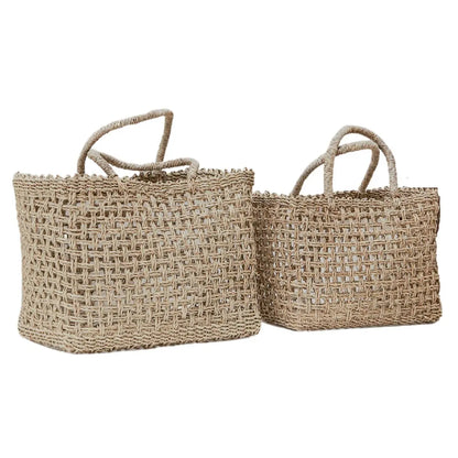 Twee tassen van handgeweven raffia op een witte achtergrond