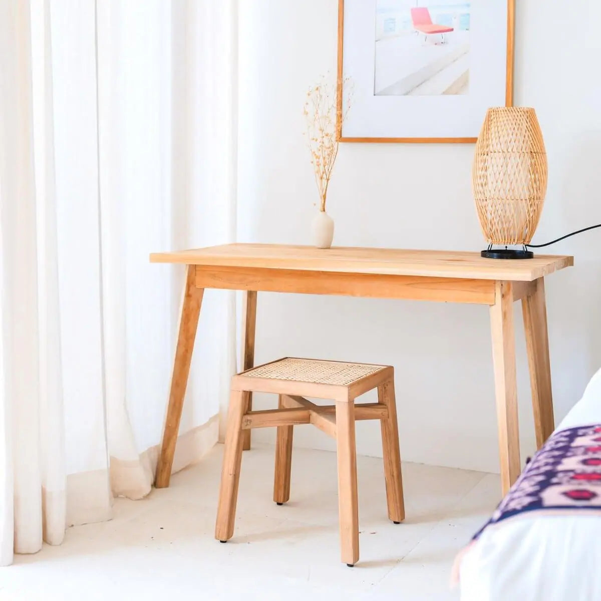 Trembesi houten krukje staand voor een houten bureau naast een wit gordijn