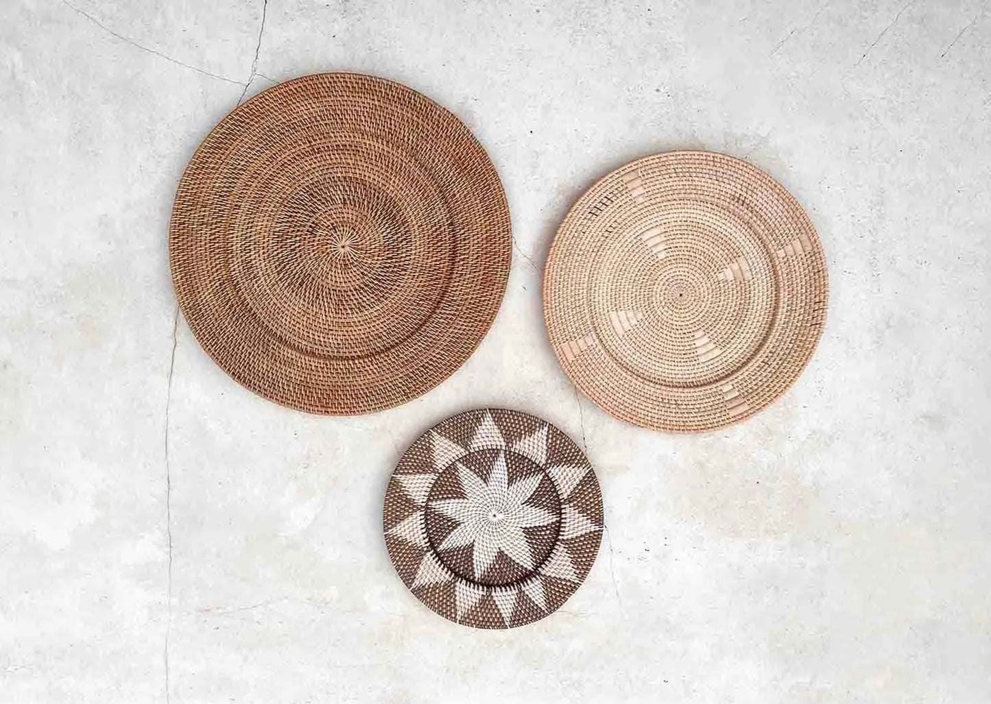 Drie wandschalen op een muur 