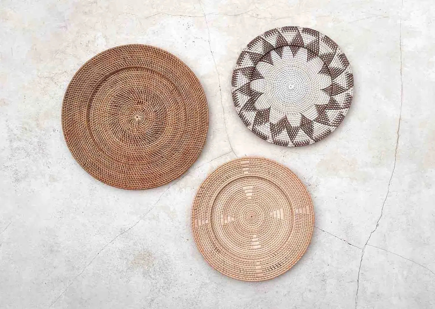 Drie wandschalen op een muur 