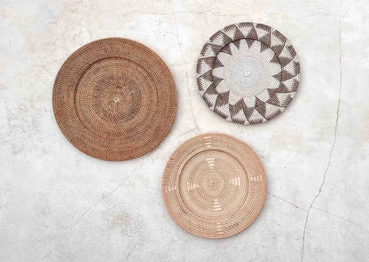 Drie wandschalen op een muur 