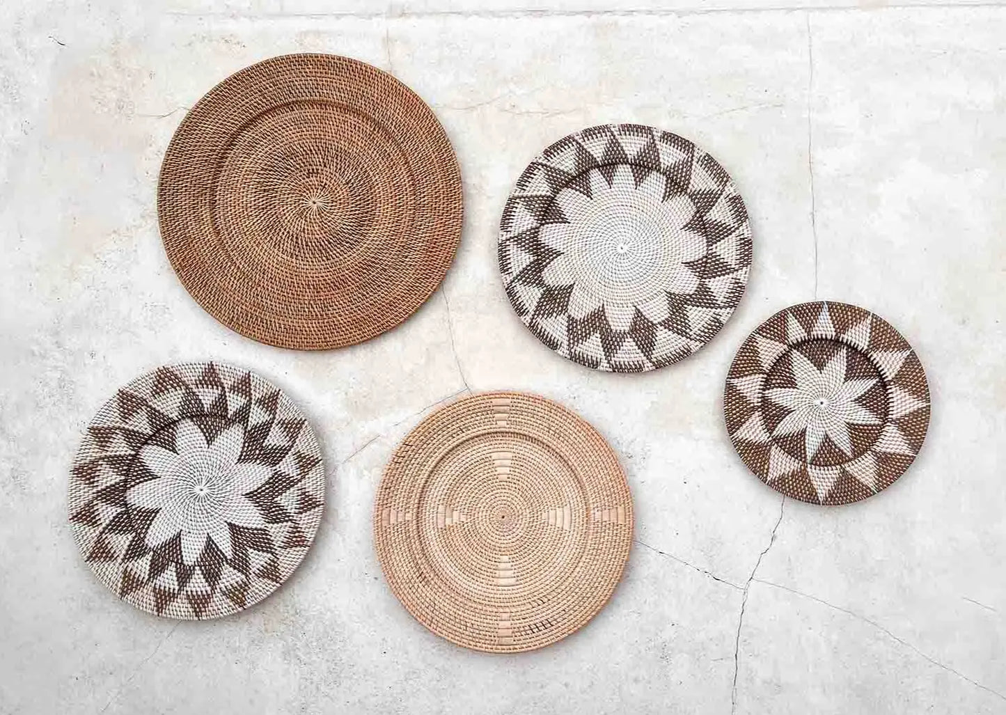 Vijf wandschalen op een muur 