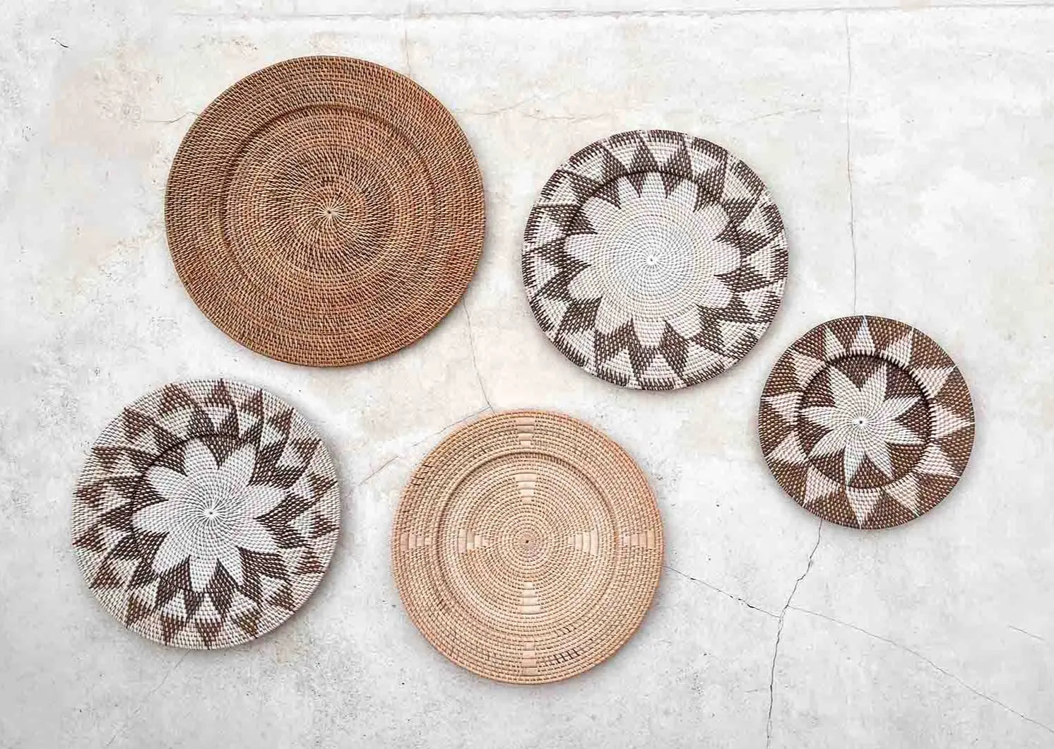 Vijf wandschalen op een muur 