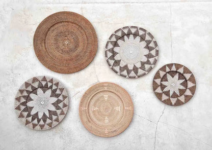 Vijf wandschalen op een muur 