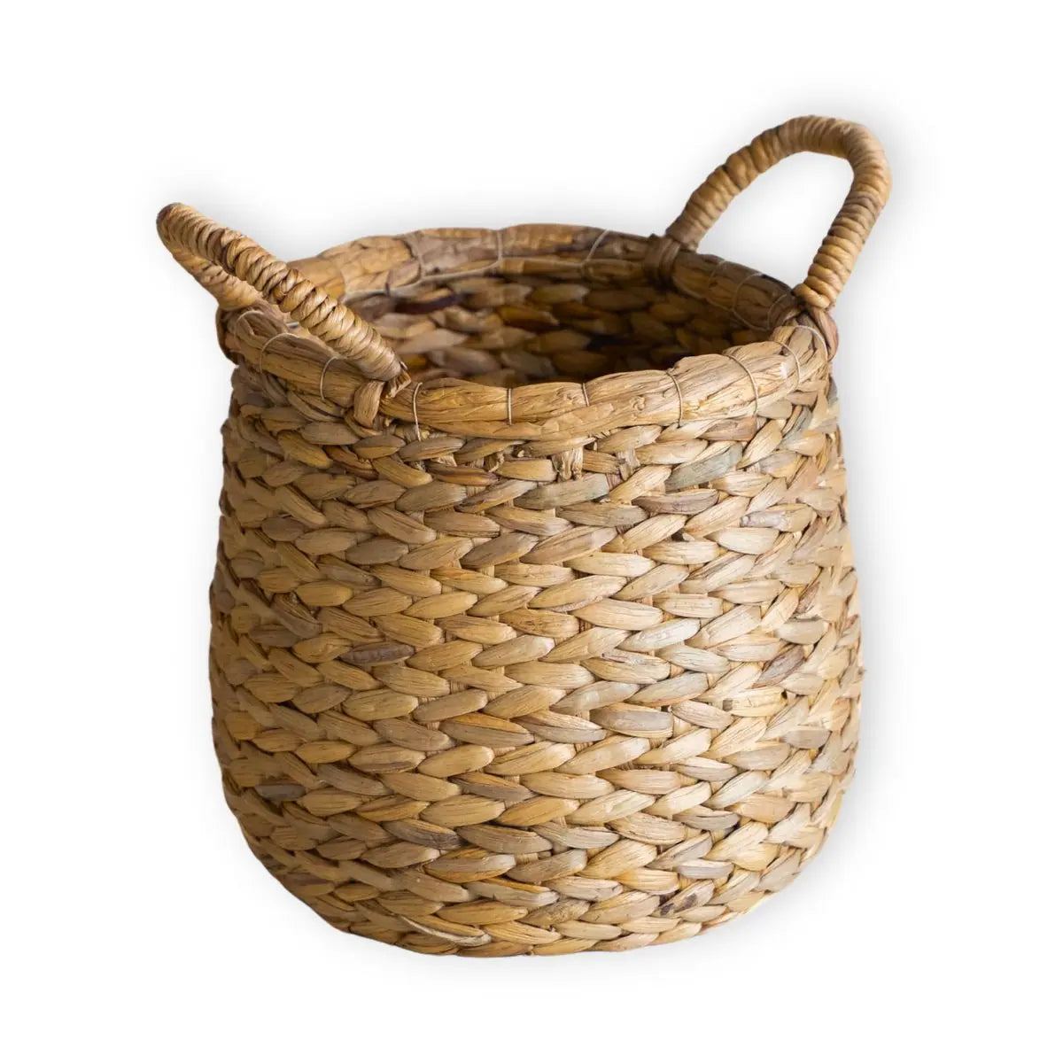 Gevlochten waterhyacint mand op een witte achtergrond