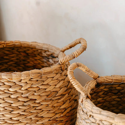 Twee waterhyacint manden met handvaten van de bovenkant gezien