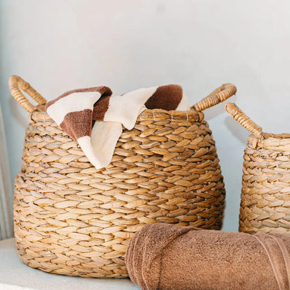 Waterhyacint opbergmand met daarin een handdoek